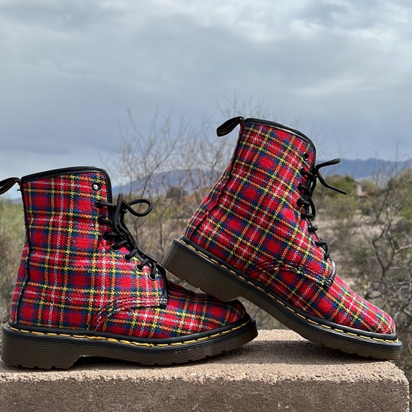 🏴󠁧󠁢󠁥󠁮󠁧󠁿 Dr. Martens Made in England Vintage Red Tartan Plaid Boots UK 4